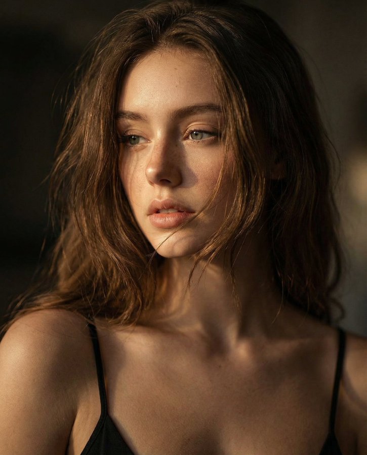 Ultra-realistic Cinematic Close-up Portrait Prompt